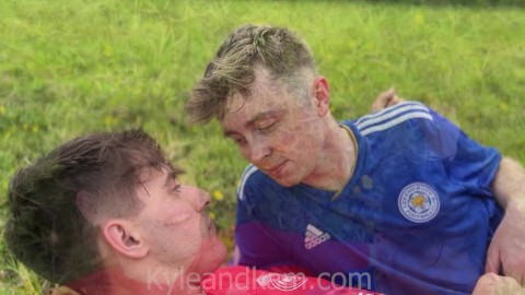 まっすぐな男の子はフットボールの試合の後に愚か者です!